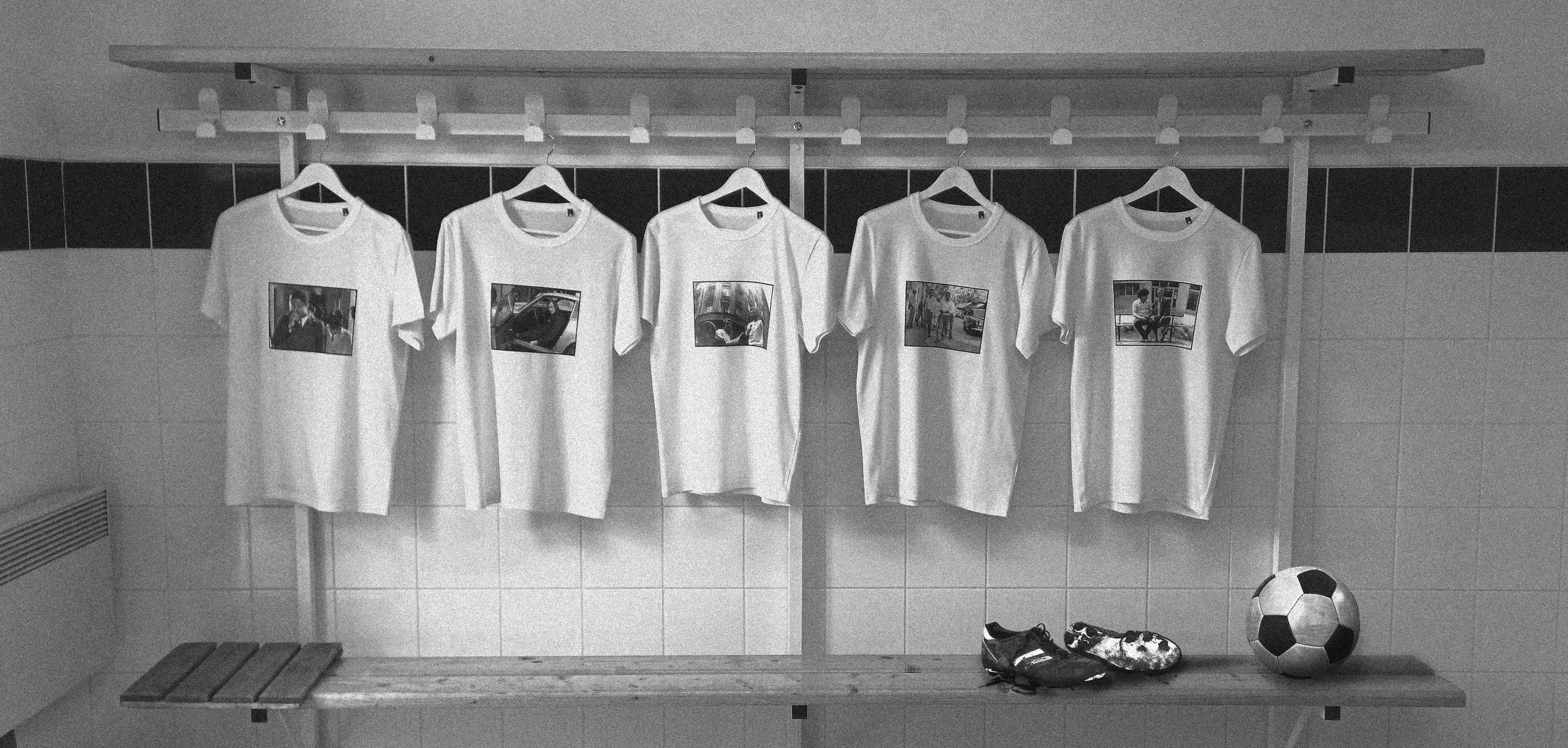 Vestiaire avec les tee-shirts de la collection accrochés sur des cintres